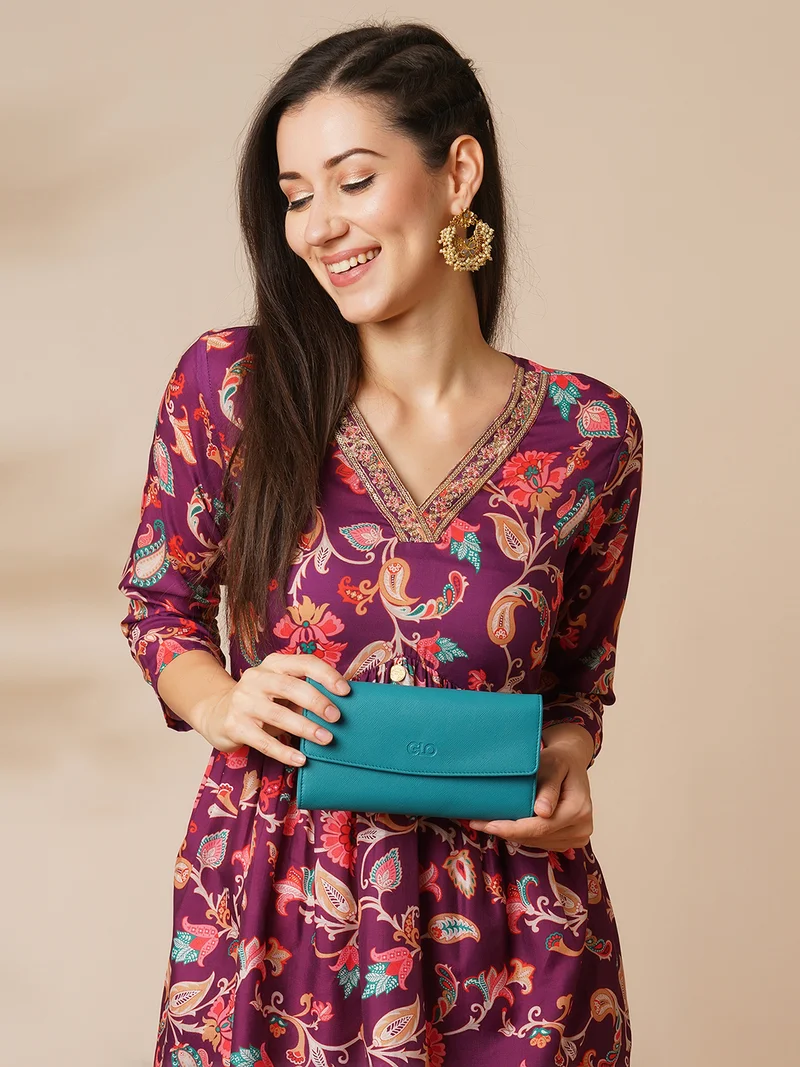 جلو باص محفظة نسائية جلد نباتي زمردي بتصميم مغلف ونقوش متعددة لبطاقات